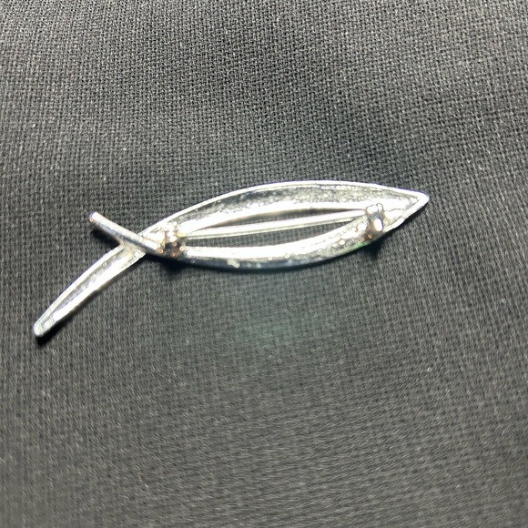 π CLEARANCE π 2/5 VTG Silver Tone Metal Brooch. Missing a few stones. - Picture 2 of 5